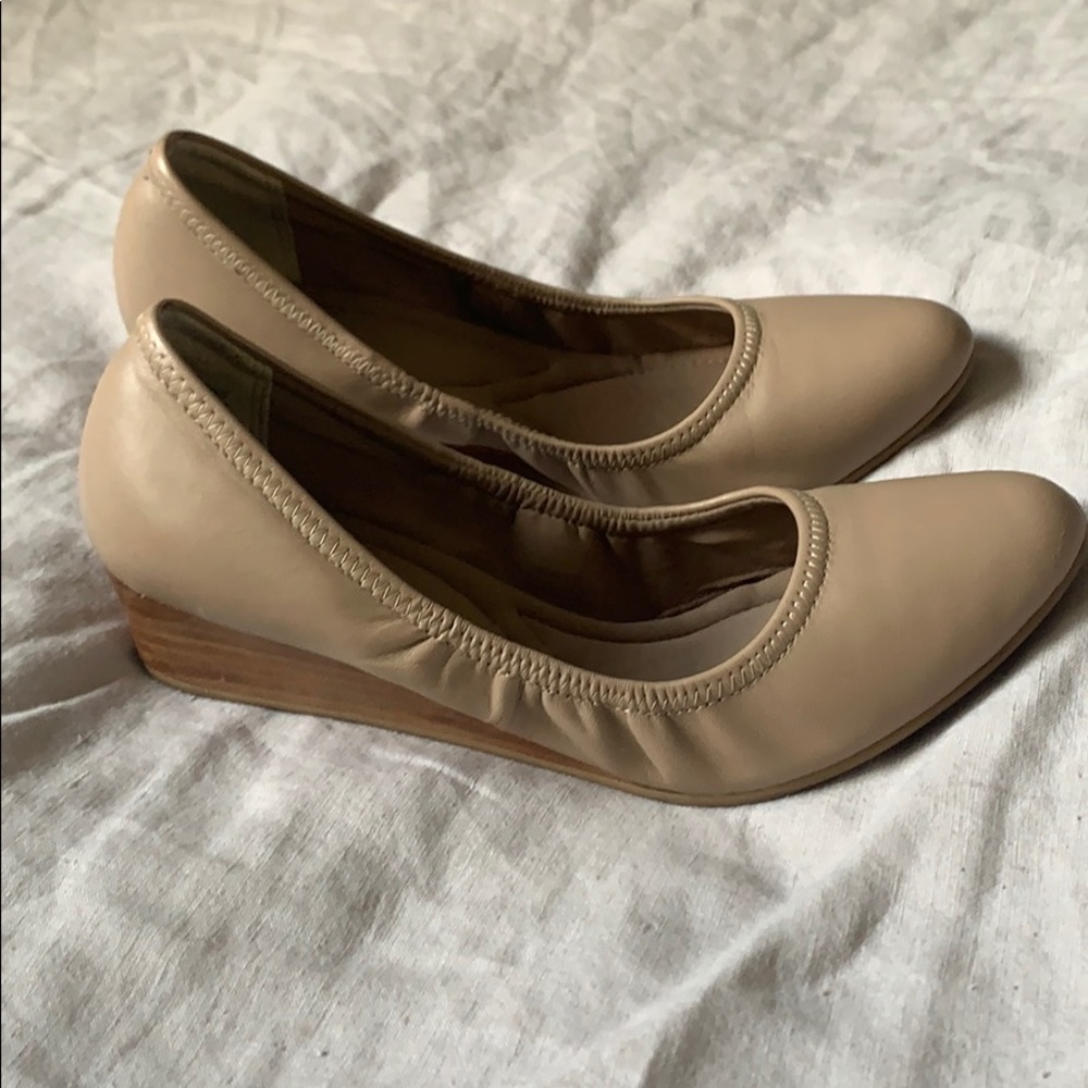 Blush pink/light beige leather wedges